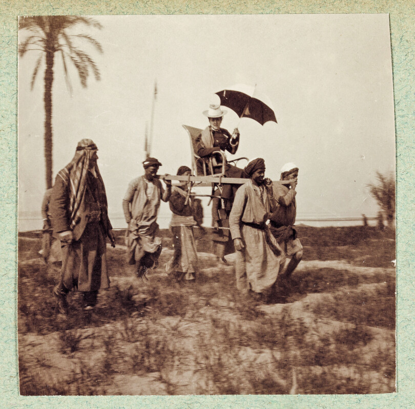 En 1899, la comtesse de Béarn visite l’Égypte en chaise à porteurs.
